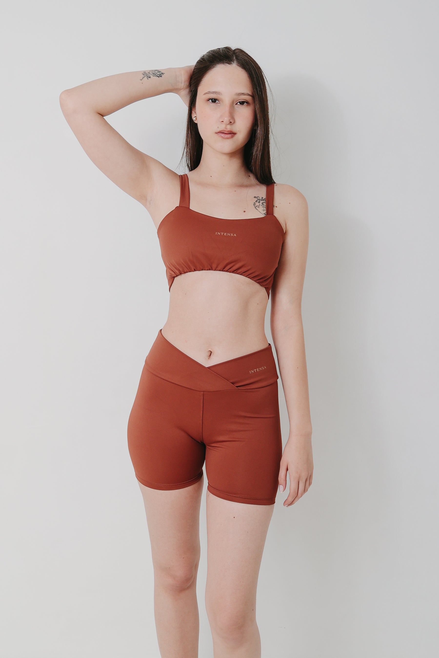 Conjunto Bella Short Cintura Cruzada e Top Regata