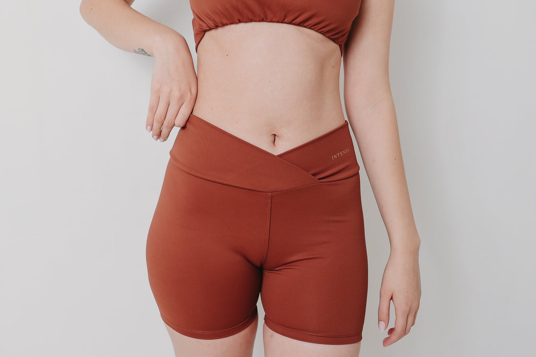 Conjunto Bella Short Cintura Cruzada e Top Regata